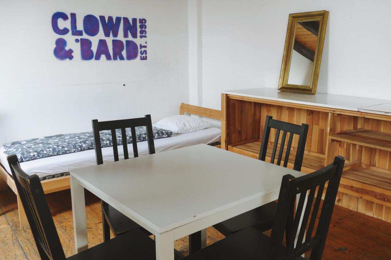Clown And Bard Auberge de jeunesse *